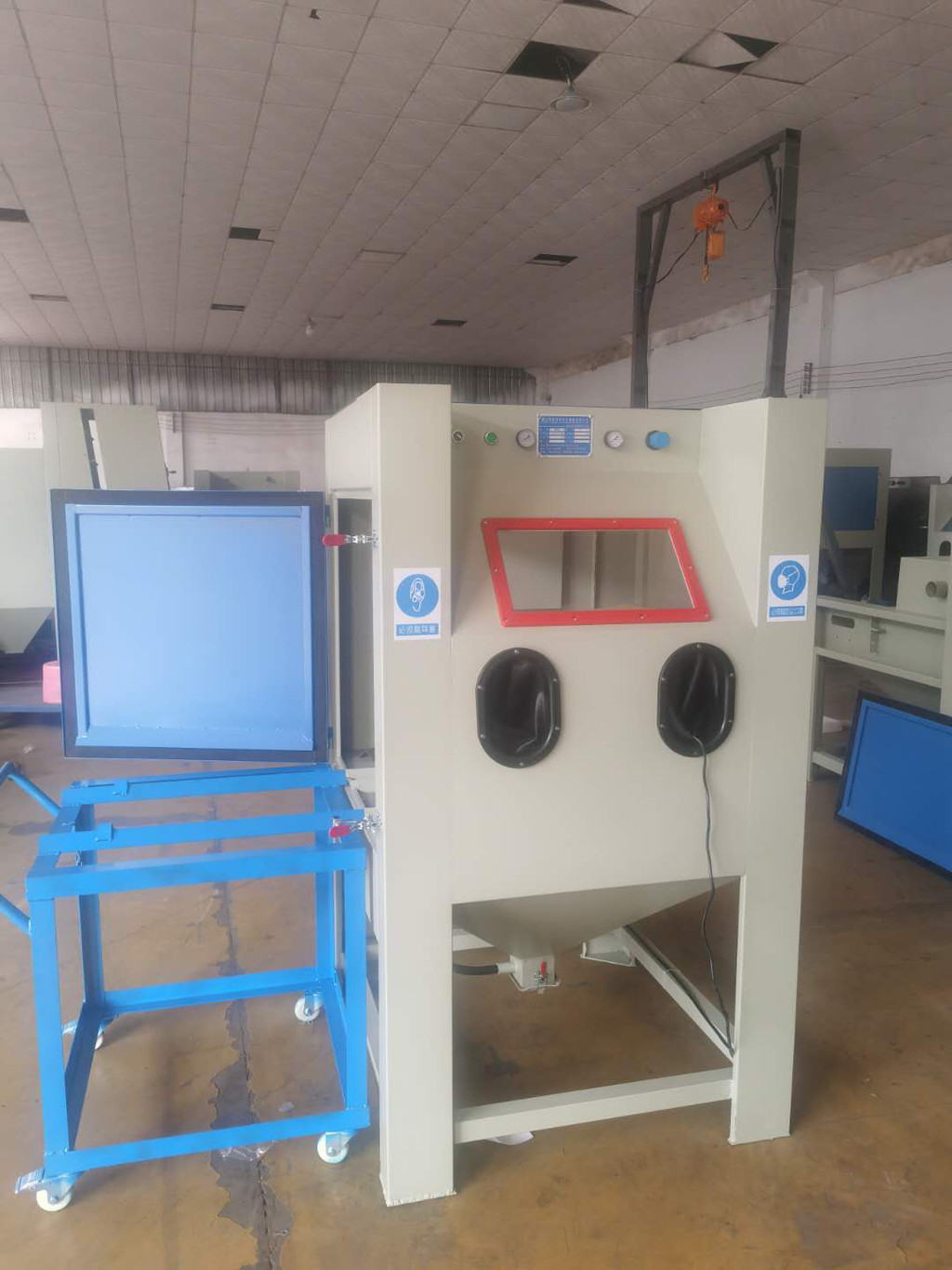 佛山百洲模具打砂機(jī)帶轉(zhuǎn)盤推車手動(dòng)噴砂機(jī)