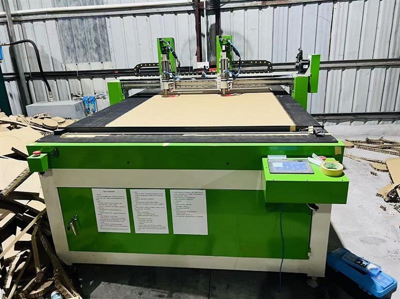 蜂窩紙板智能數(shù)控切割機(jī)