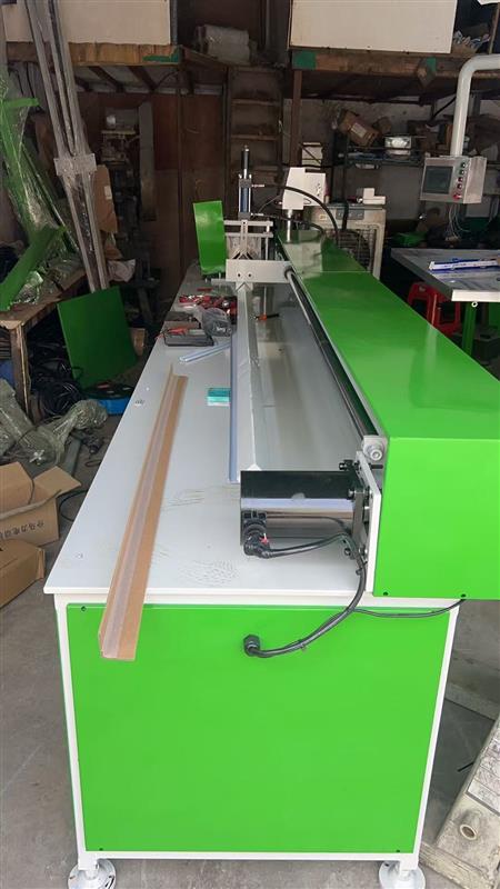 全自動蜂窩紙護(hù)角短料機(jī)