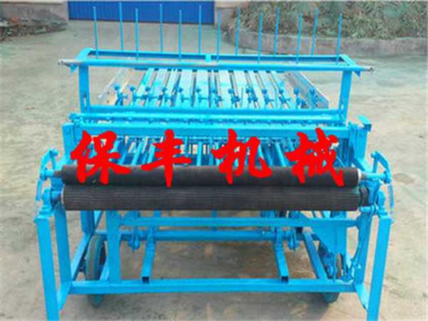 保豐自動上線 自動勻草杠桿式轉(zhuǎn)動草簾機 樣式新穎不挑扣