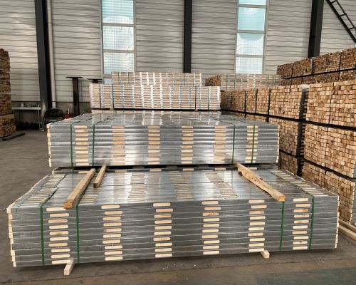 河北鋼包木廠家 周轉(zhuǎn)使用強度高 成型免抹灰 鋼木龍骨定制