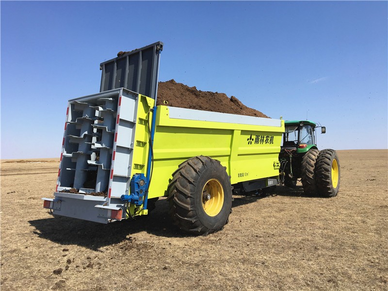大連雨林12立方雙豎絞龍撒糞機(jī) 干濕揚糞機(jī)拋糞車 粉末有機(jī)肥撒肥機(jī)