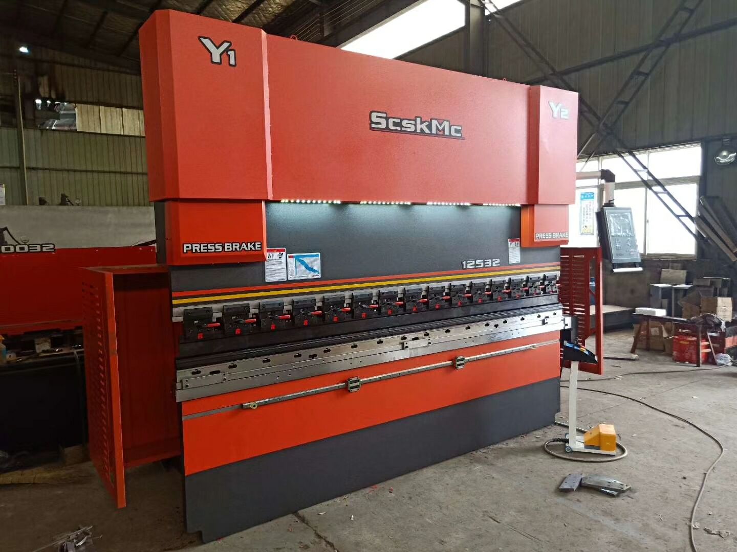 揭陽(yáng)電液數(shù)控折彎?rùn)C(jī)   不銹鋼折板機(jī)125T/3200