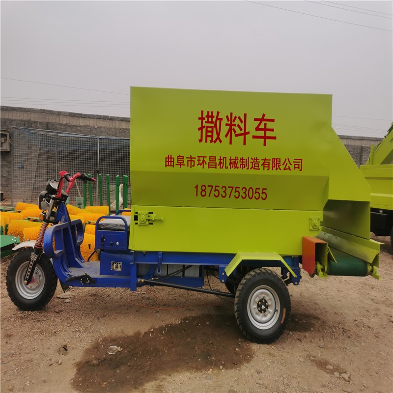 省時(shí)省力青貯飼料喂料車  柴油三輪大箱體撒料車