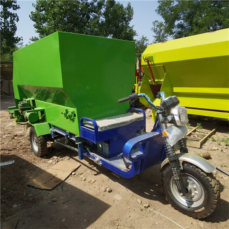 養(yǎng)殖場草料撒料車 自走式牛場草料投料車