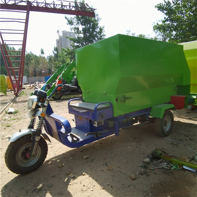 電動三輪式牛場撒草車 稻草飼料雙側(cè)撒料車