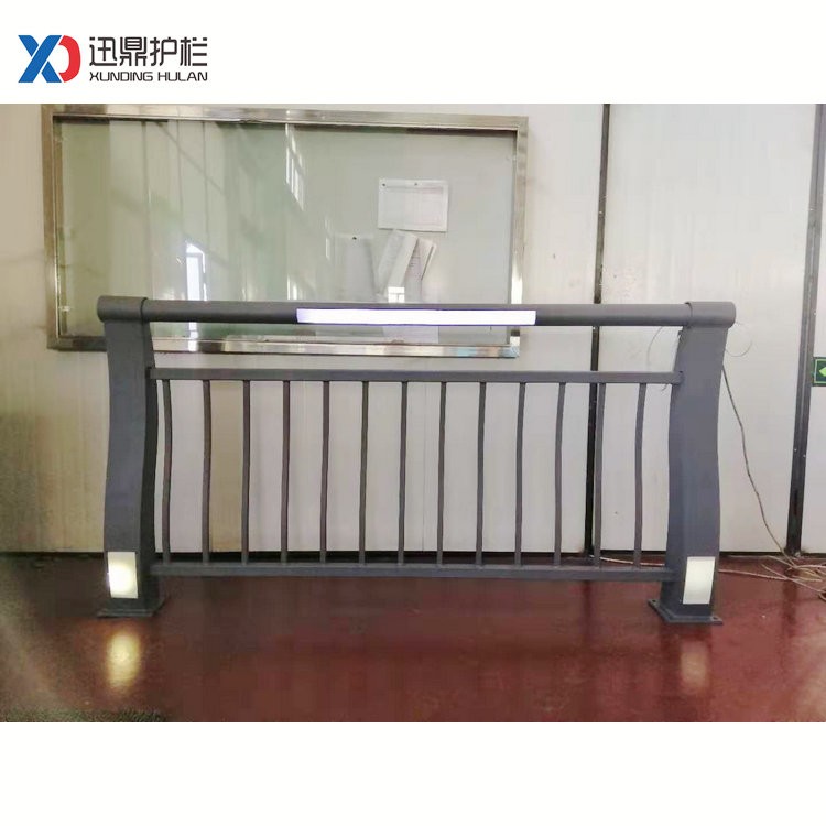 201不銹鋼復合管隔離欄桿|橋梁護欄多少錢一米