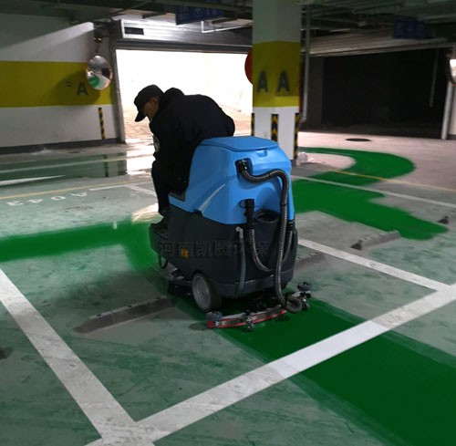 焦作地下車庫(kù)全自動(dòng)洗地機(jī) 服裝廠電瓶式洗地機(jī) 車間駕駛式洗地機(jī)
