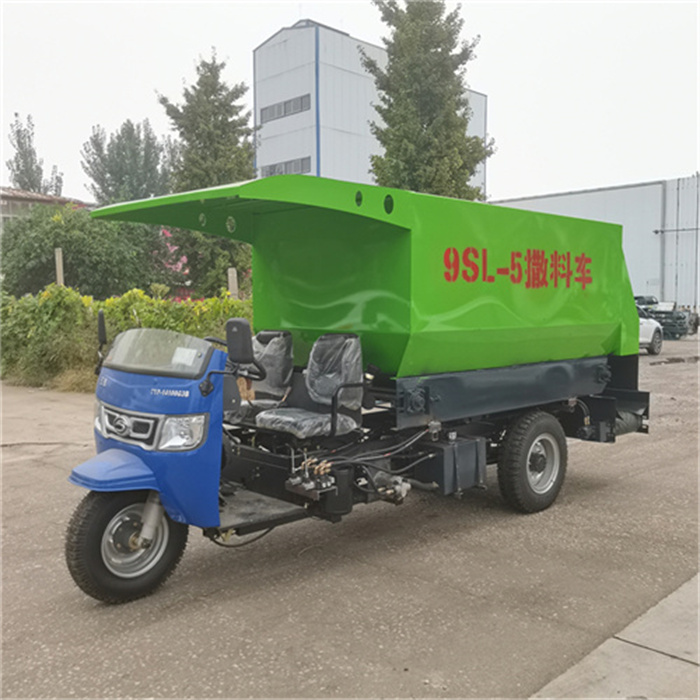 牛羊場柴油飼料撒料車  雙出料牛羊飼喂投料車
