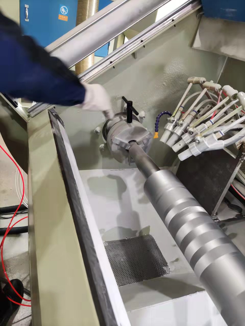 供應(yīng)佛山百洲輥軸旋轉(zhuǎn)噴砂機深圳輥軸自動噴砂機