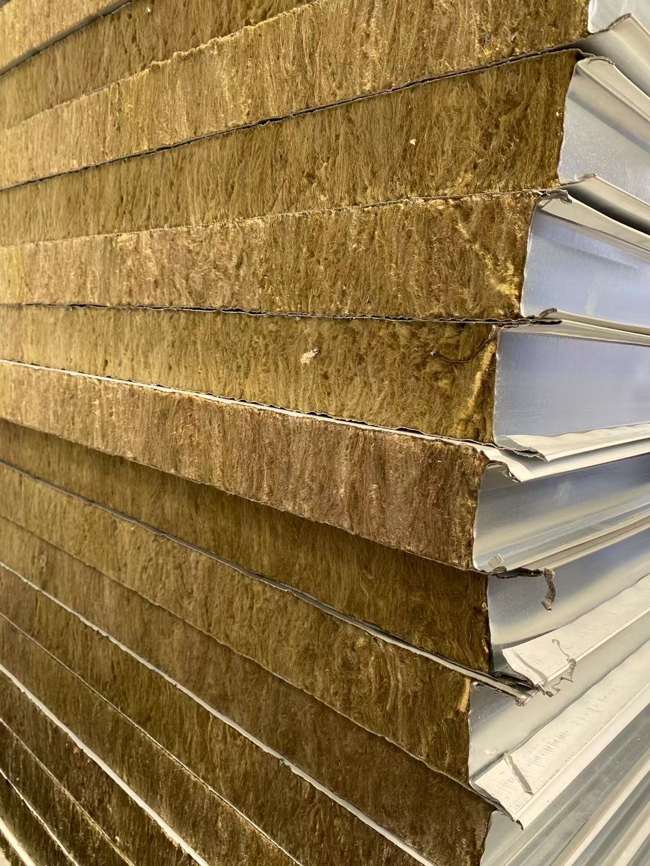 雙層機(jī)制彩鋼巖棉板貨源蟲足