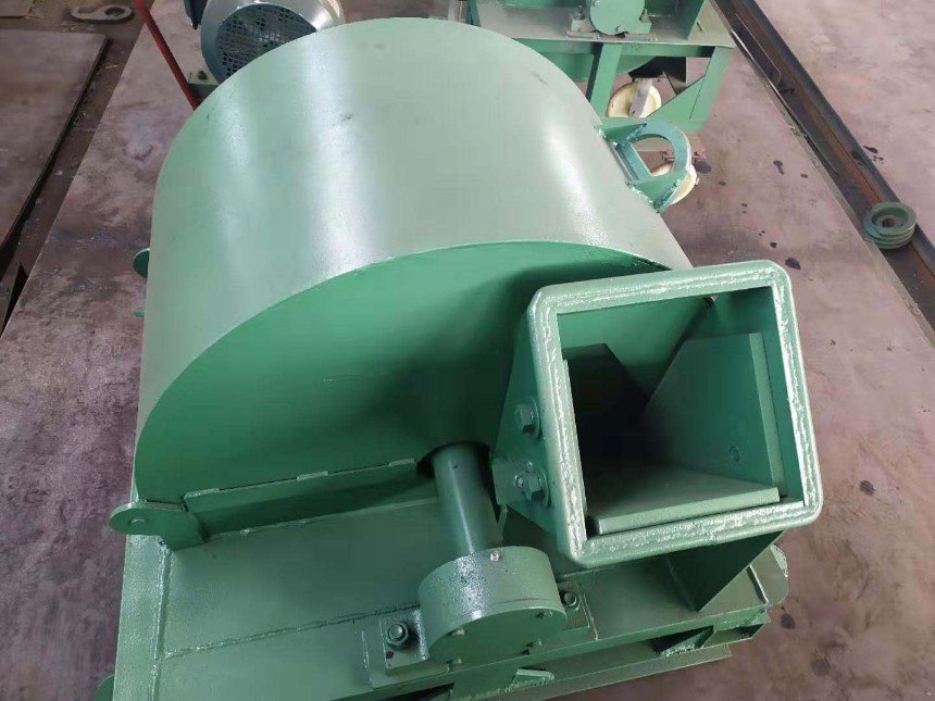 廠家直銷(xiāo)菇木粉碎機(jī)_香菇料粉碎機(jī)_木屑機(jī)