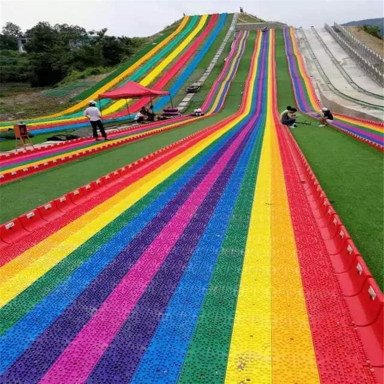 金耀大型冰雪游樂項目制造生產(chǎn)彩虹滑板廠家包設(shè)計戶外大面積鋪蓋人工滑草
