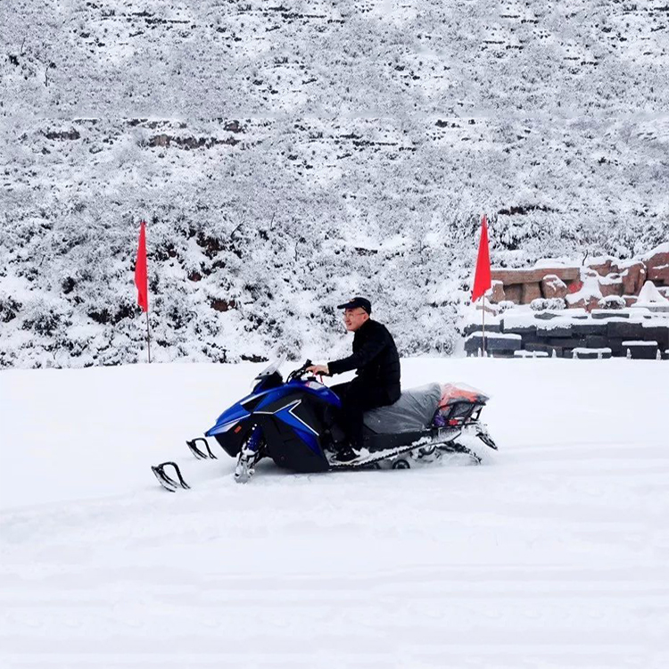 雪地履帶式雪地汽油摩托 金耀冰雪游樂設(shè)備生產(chǎn)制造 拉個(gè)香蕉船在雪上玩