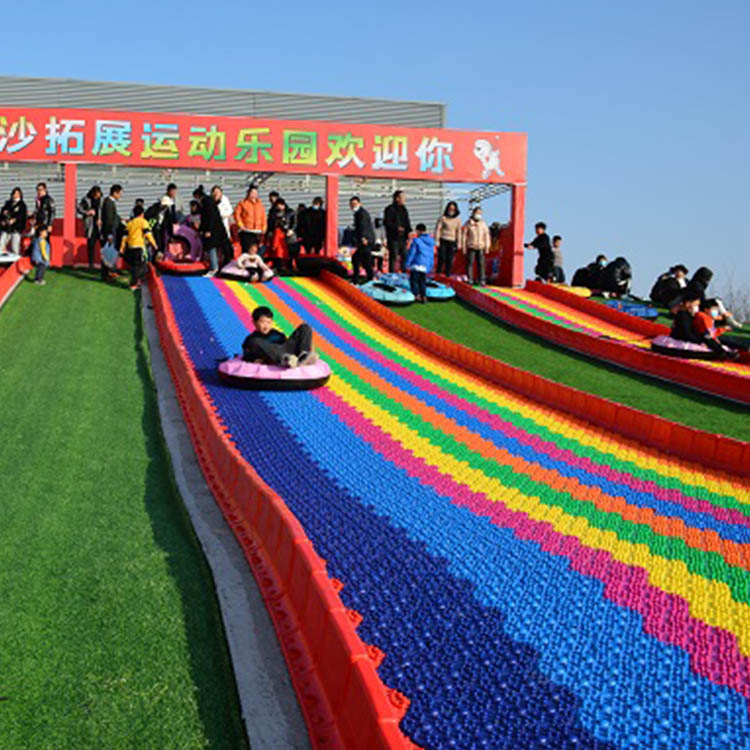 無動力彩虹滑道 景區(qū)度假村網紅游玩項目 多人旱雪滑道 彩虹滑道生產廠家