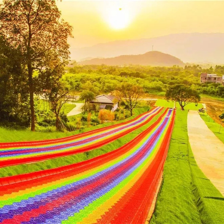 七彩滑道無動力滑道七彩旱雪板組成彩虹滑道
