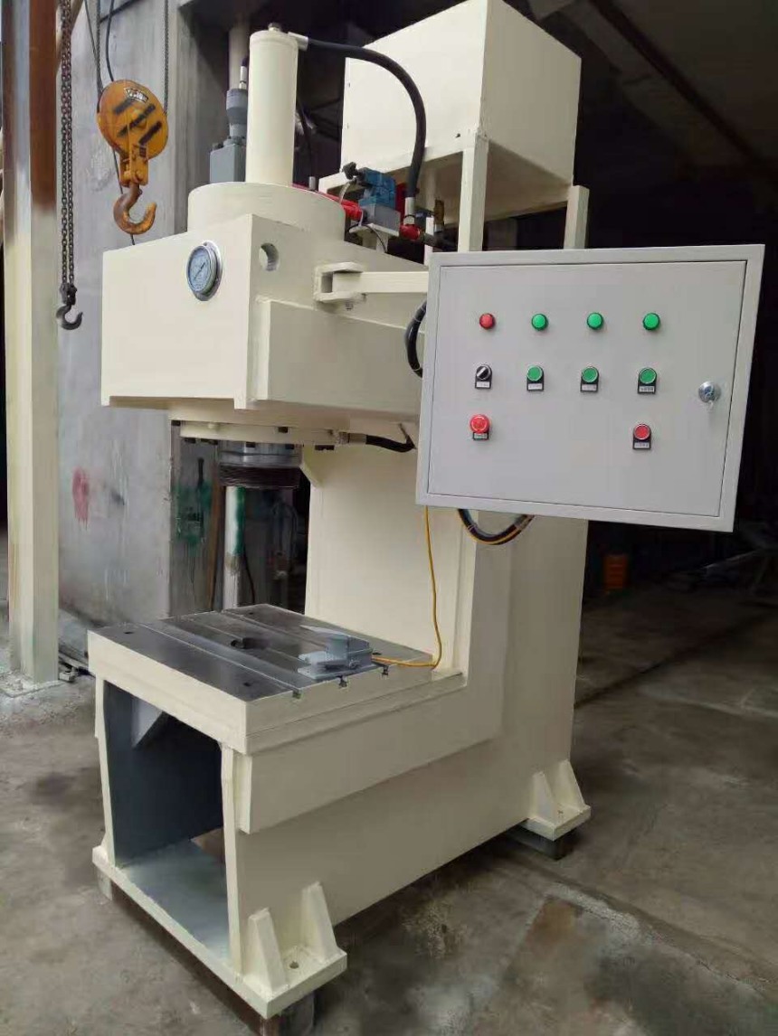 100噸小型液壓沖床小機身迸發(fā)大能量