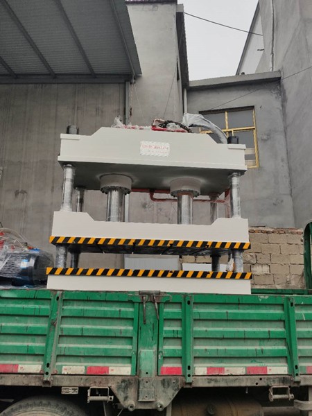 三梁四柱數(shù)控壓力機滿足你不同噸位的需求