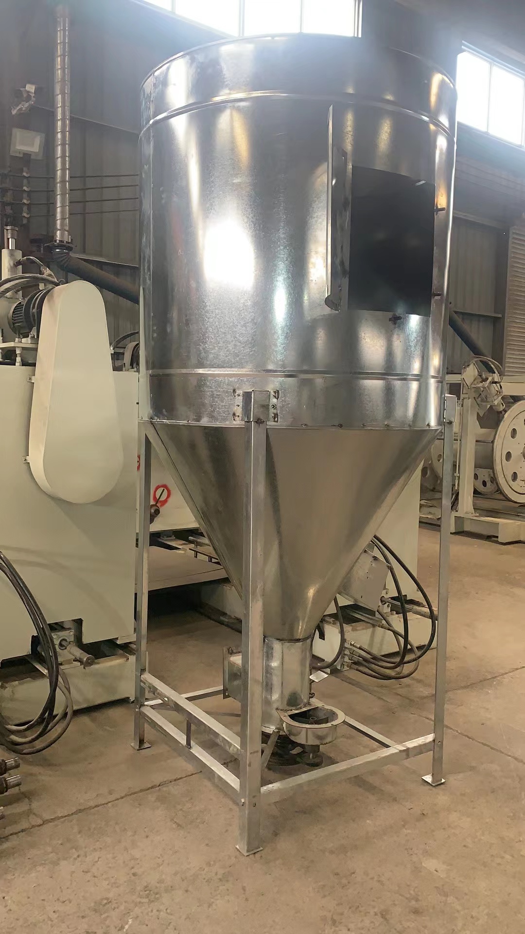 鍍鋅板  飼料機 無塵立式豬飼料機攪拌粉碎機自吸錘片式一體機