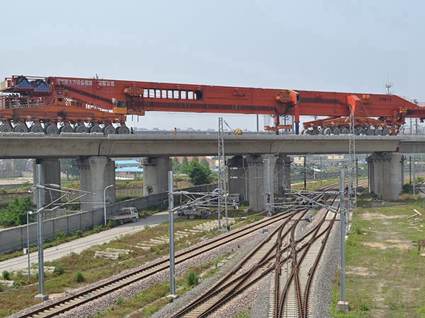 重慶300噸架橋機(jī)打滑的問題通常發(fā)生在啟動(dòng)或制動(dòng)時(shí)