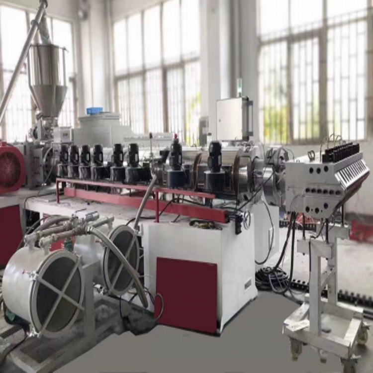 PP地板制造設(shè)備廠家博宇機械