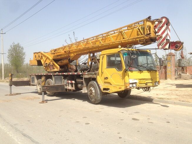 出售05年長(zhǎng)江25噸四節(jié)臂吊車