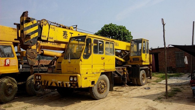 出售02年泰安12噸三節(jié)臂吊車