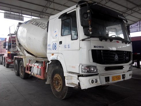 急轉(zhuǎn)09年豪沃大12方攪拌車