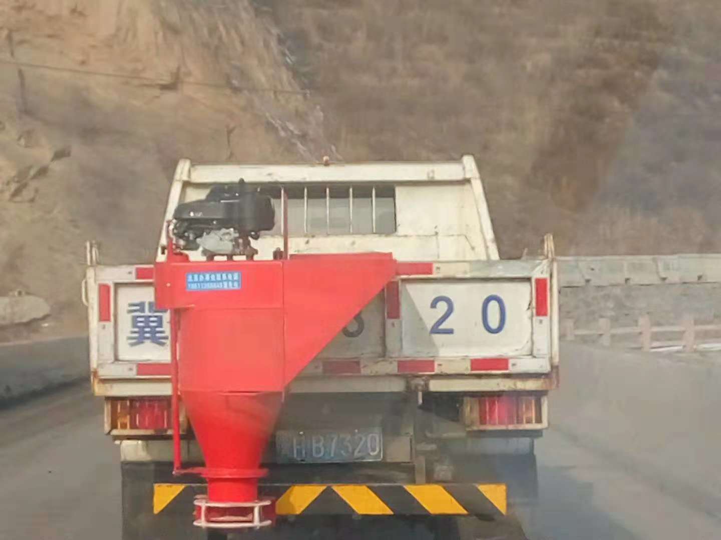 小型車掛式融雪劑撒布機(jī)路面除雪機(jī)冬季撒鹽機(jī)