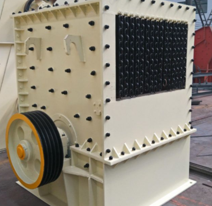 箱式破碎機(jī)改變了蓖條控制出料粒度大小的方法減少錘頭在破碎腔的磨損